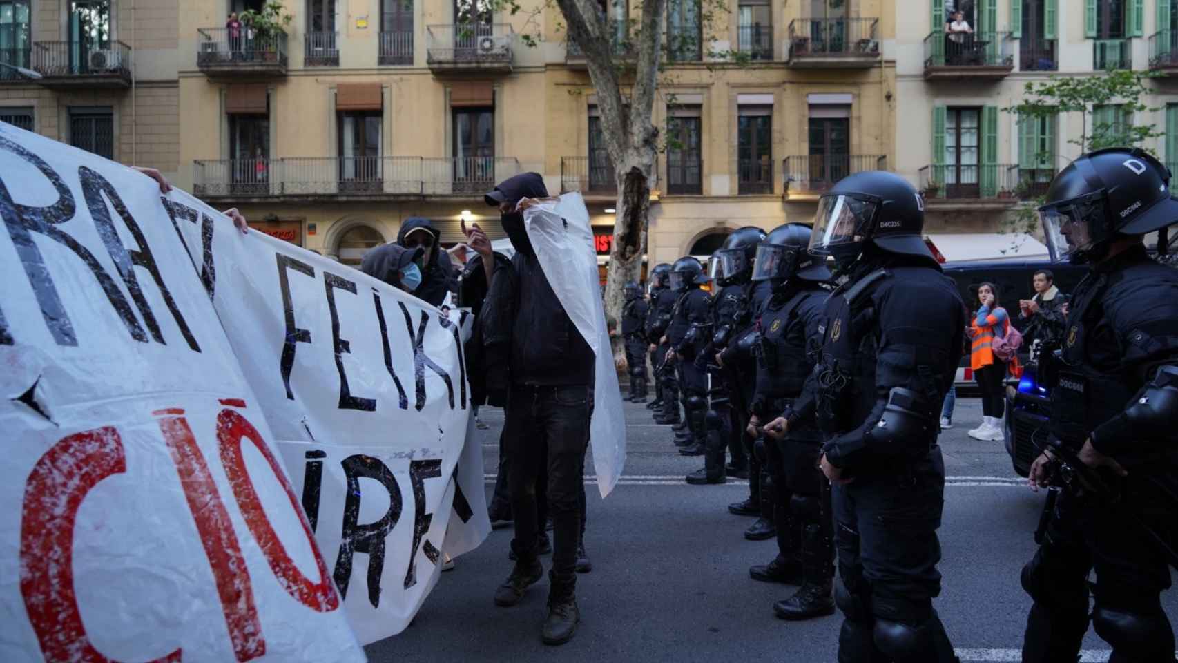 Los manifestantes antisistema se encaran con los antidisturbios de Mossos