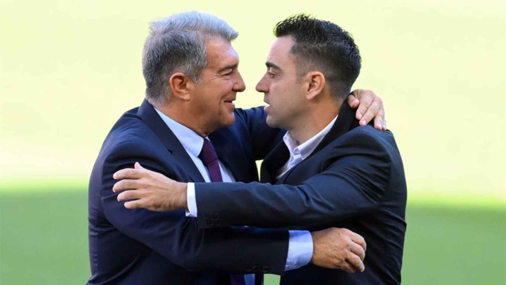 Xavi Hernández y Joan Laporta se funden en un abrazo