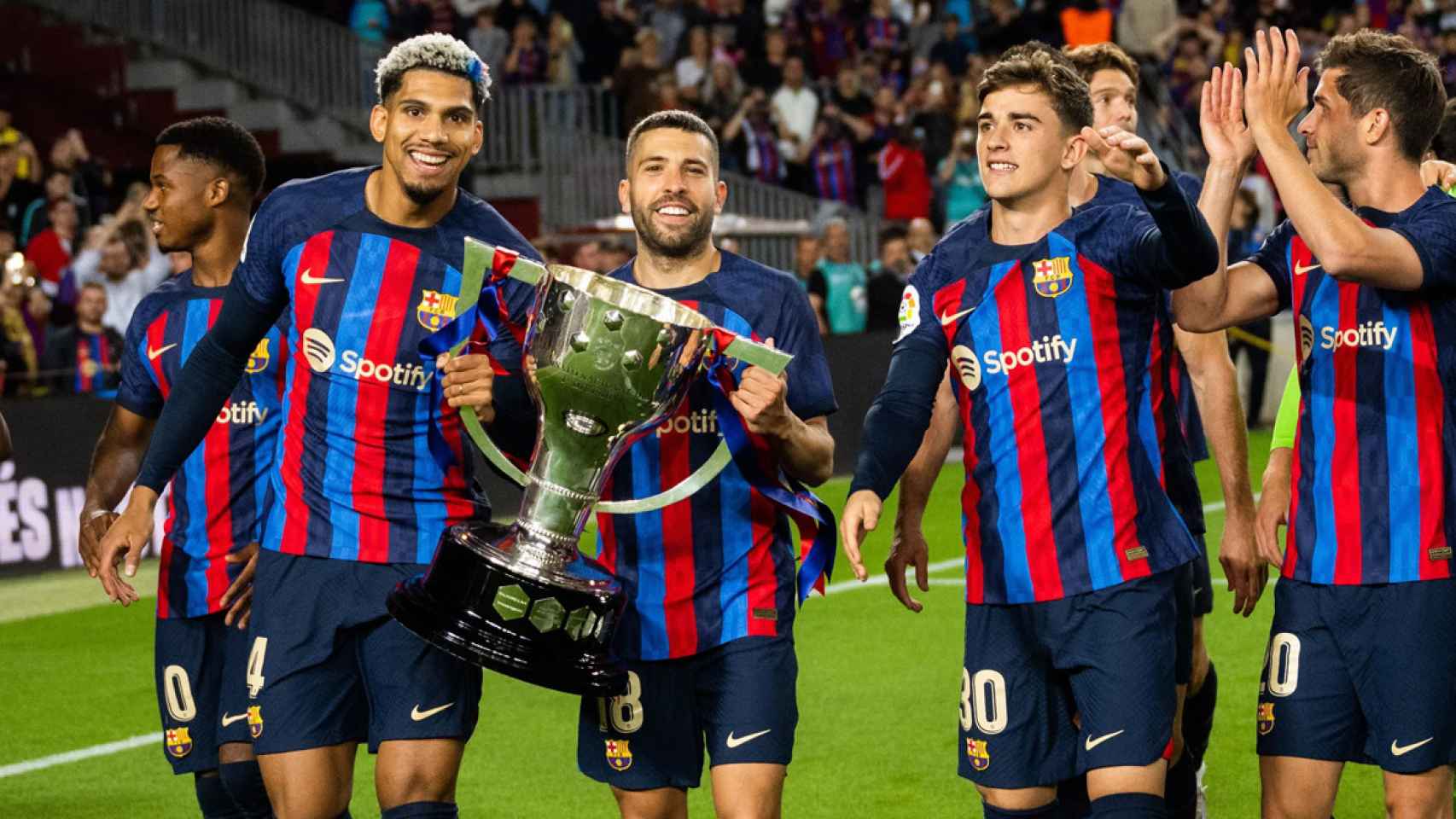 Jordi Alba sostiene el título de Liga obtenido en la presente temporada / FCB