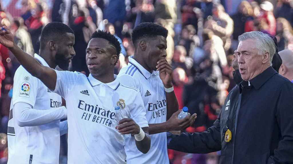 Vinicius y los jugadores del Real Madrid reciben indicaciones de Ancelotti / EFE