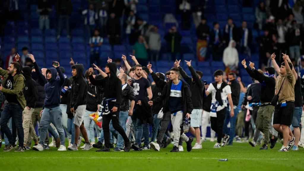 Radicales del Espanyol invaden el campo tras ganar el Barça la Liga en el RCDE Stadium _ EFE