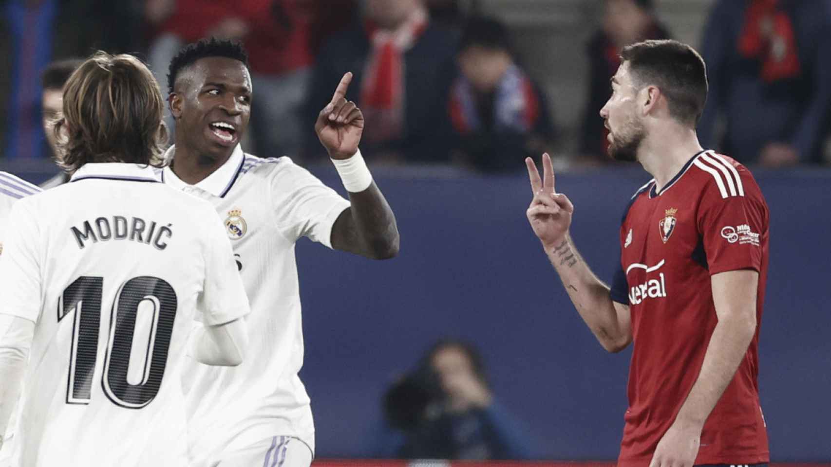 Vinicius se encara con un jugador del Osasuna / EFE