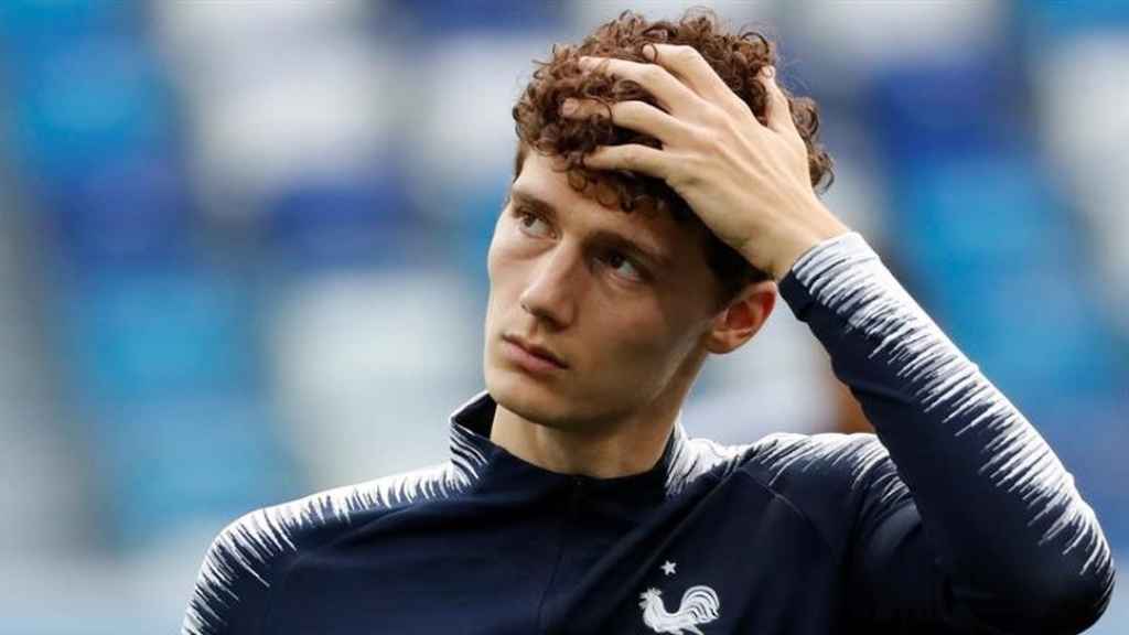 Pavard, objetivo del Barça, en un partido con Francia / EFE