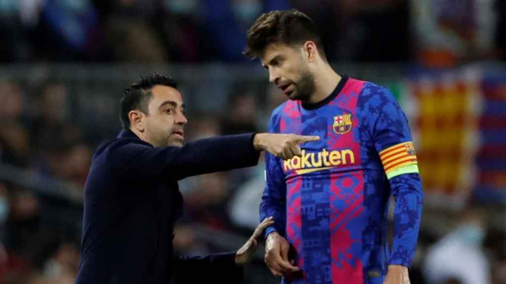 Xavi dando indicaciones a Piqué en un partido de la pasada temporada / EFE