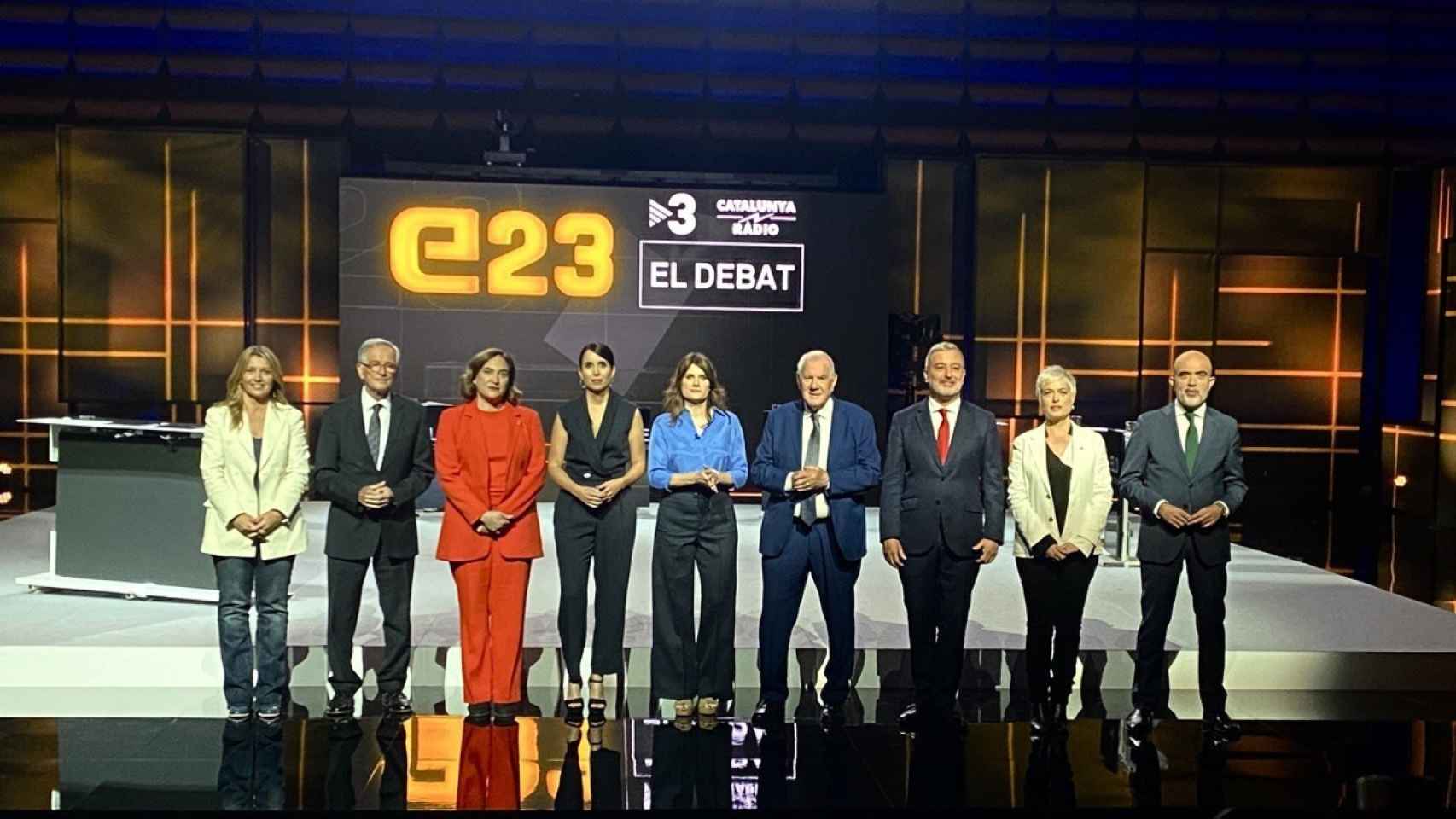 Los alcaldables en Barcelona Eva Parera (Valents), Xavier Trias (Junts), Ada Colau (BComú), Ernest Maragall (ERC), Jaume Collboni (PSC), Anna Grau (Cs) y Daniel Sirera (PP), junto a las periodistas Ariadna Oltra y Laura Rosel.