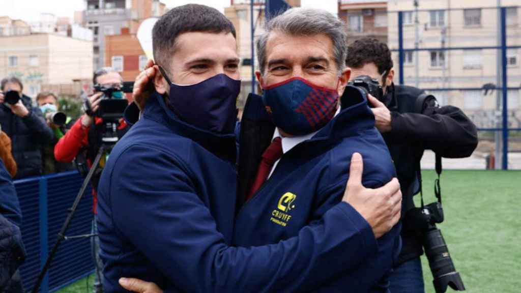 Jordi Alba y Joan Laporta, abrazados, en un acto del Barça / FCB