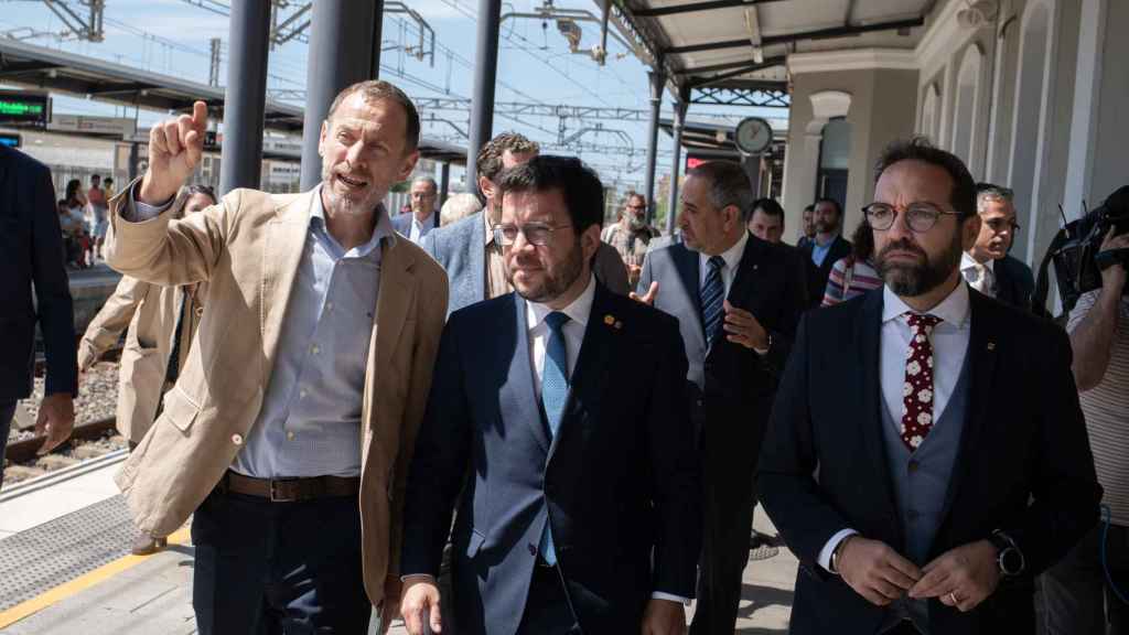 El director general de Adif, Ángel Contreras; el presidente de la Generalitat de Catalunya, Pere Aragonès y el conseller de Territori de la Generalitat, Juli Fernández,