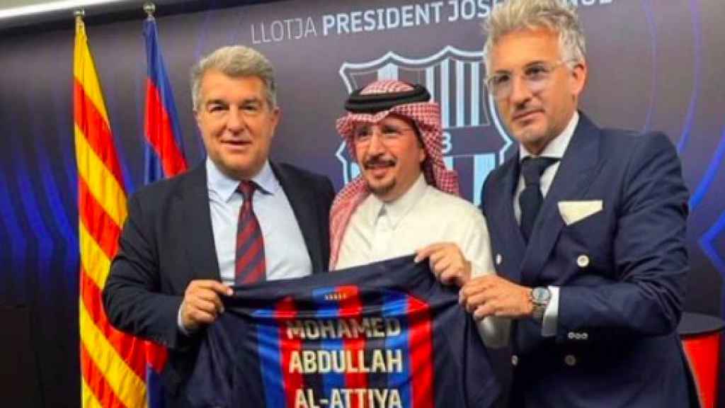 Joan Laporta y el directivo del fútbol femenino Xavier Puig, con Abdullah Al-Attiyah, presidente de Baladi Express