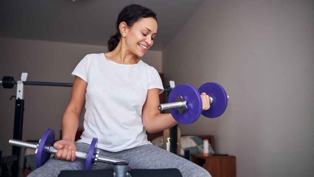 Una mujer trabaja sus biceps