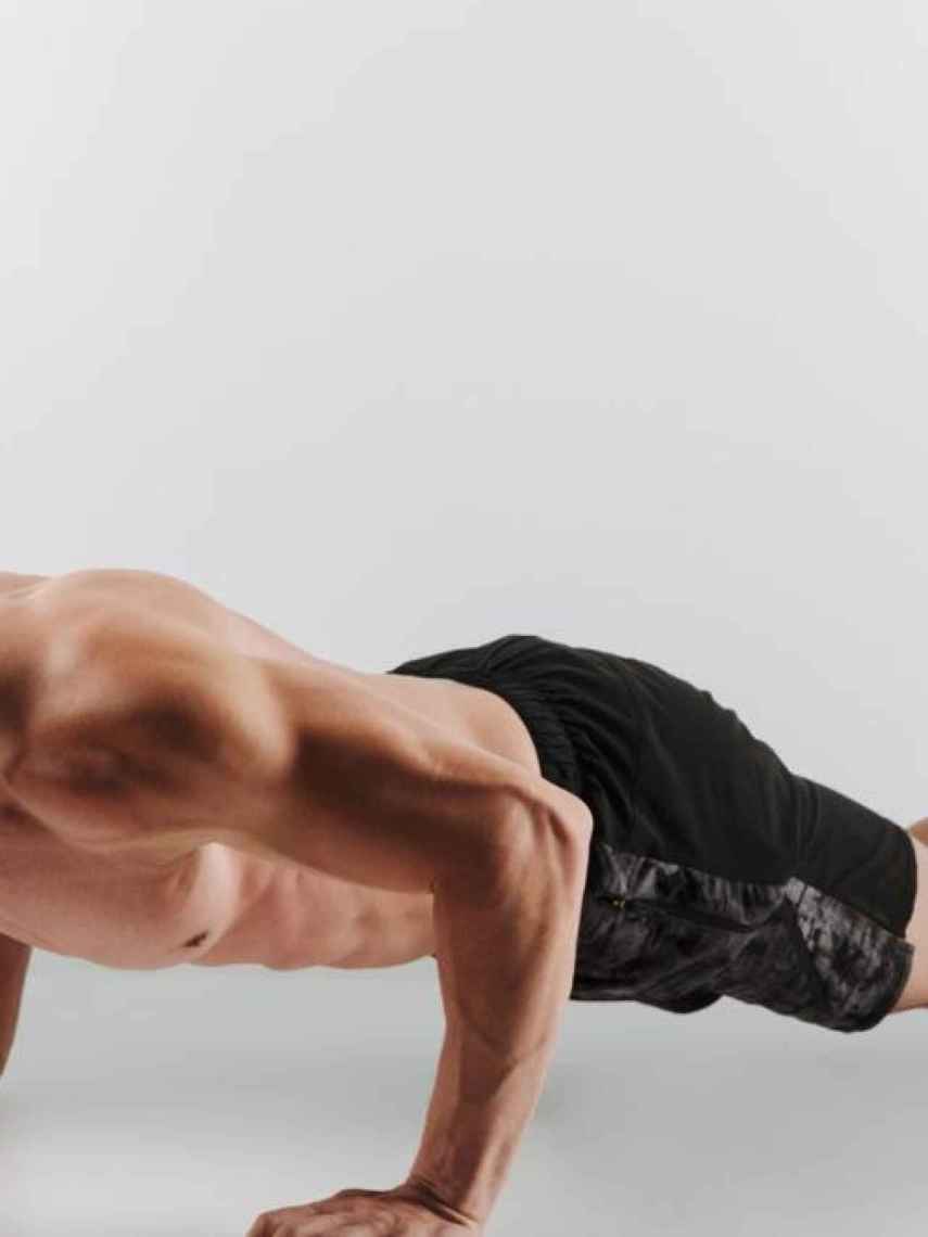 Un hombre hace abdominales