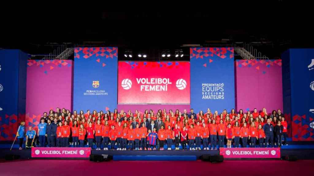 La directiva de Bartomeu se fotografía con el equipo femenino de voleibol / FCB