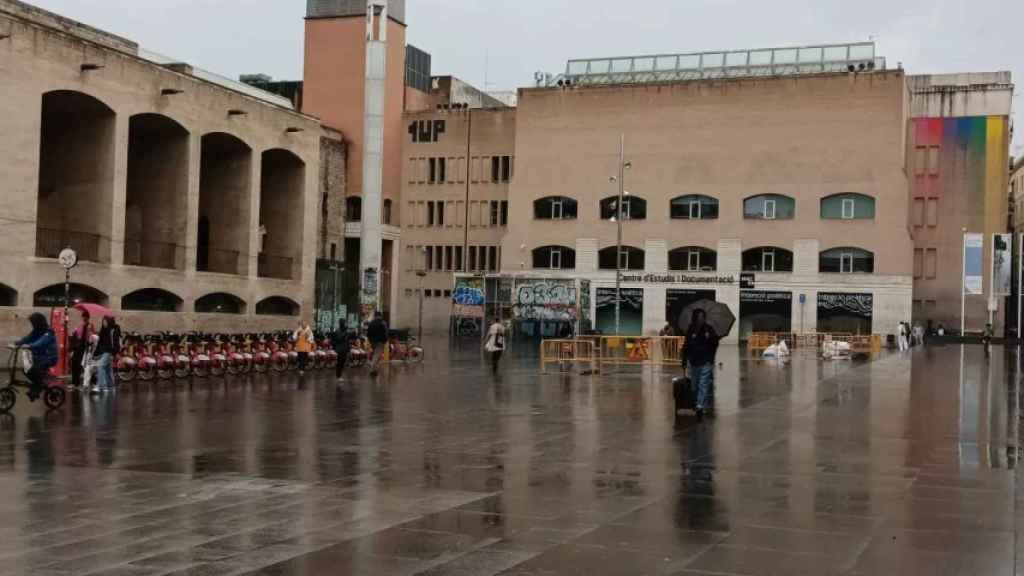 La plaza del MACBA, donde se manifiestan los okupas y otros antisistema