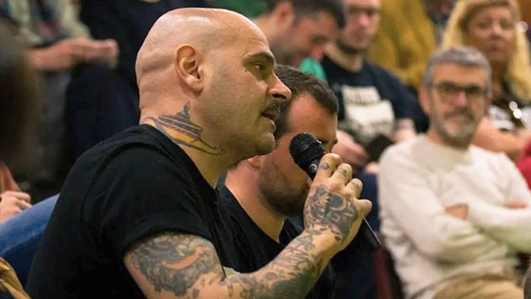 Santi Araña, durante una asamblea política en Barcelona