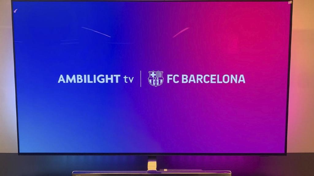 El logo de Ambilight TV en una pantalla del FC Barcelona