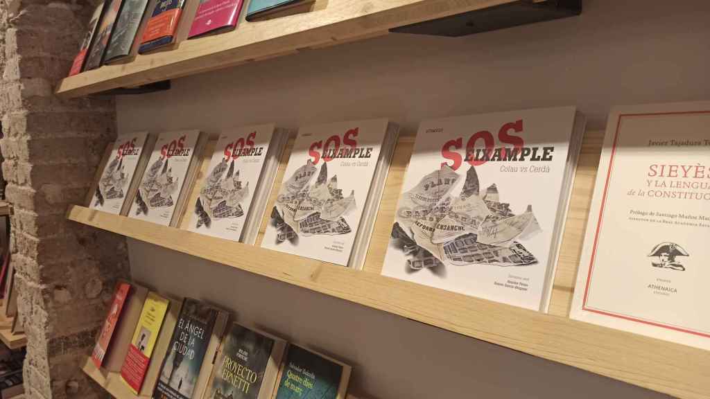 El libro 'S.O.S Eixample: Colau vs Cerdà' expuesto en la librería Byron de Barcelona