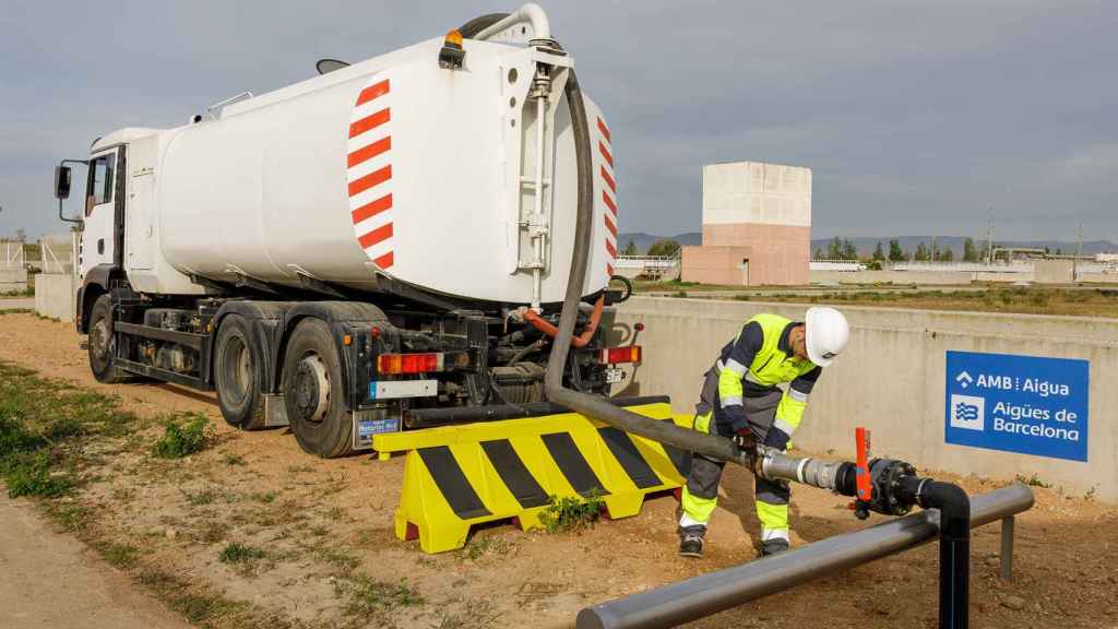 Un camión cisterna de Aigües de Barcelona distribuye agua regenerada