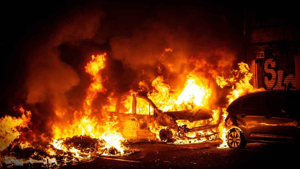 Coches arden por las hogueras encendidas por los CDR, en Barcelona