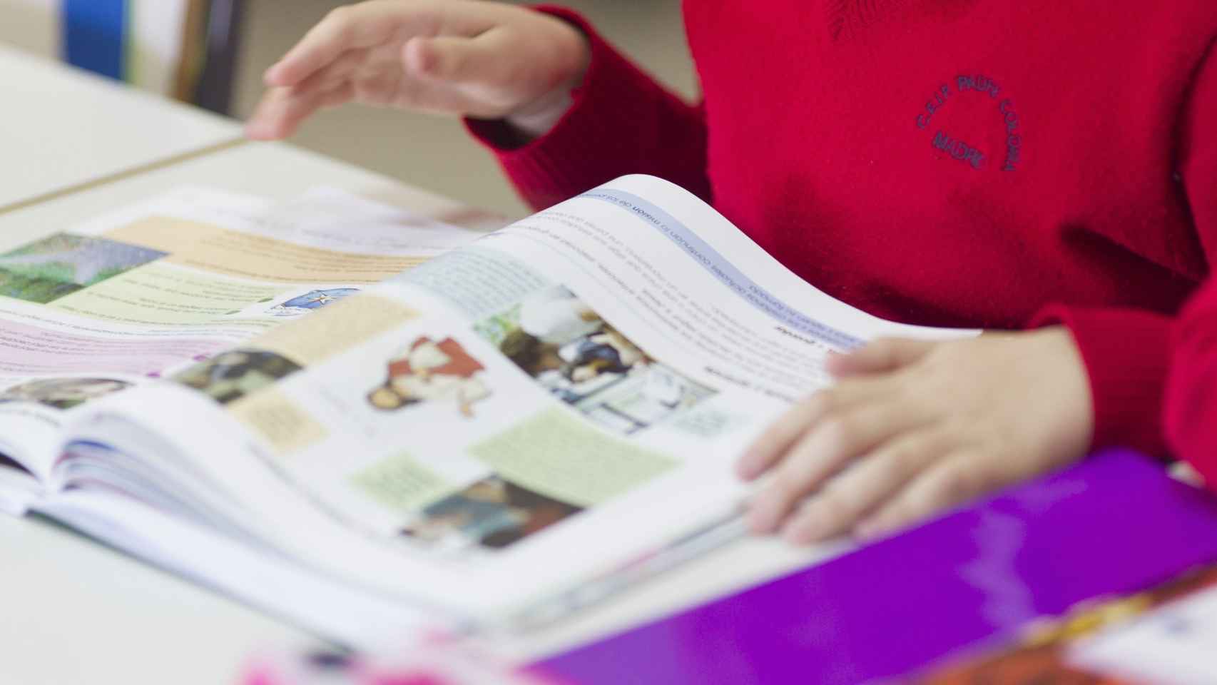 Un alumno con un libro de texto