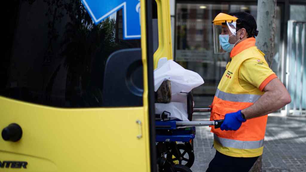 Un trabajador de Sistema de Emergencias Médicas (SEM)