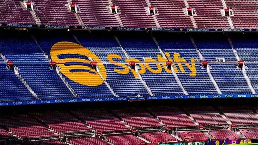El logo de Spotify en la grada del Camp Nou, estadio del Barça