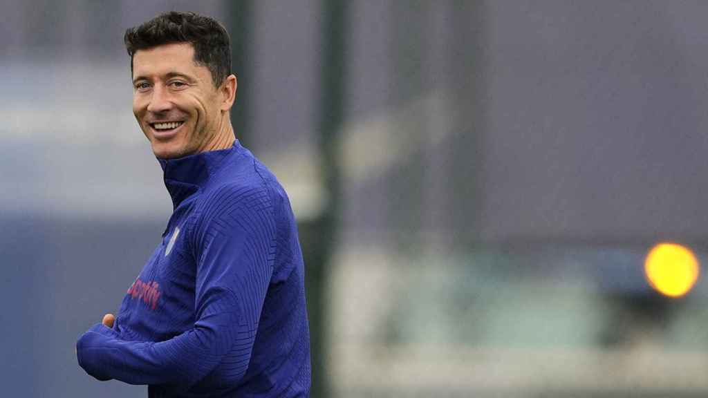 Robert Lewandowski, sonriente, durante un entrenamiento del Barça / EFE