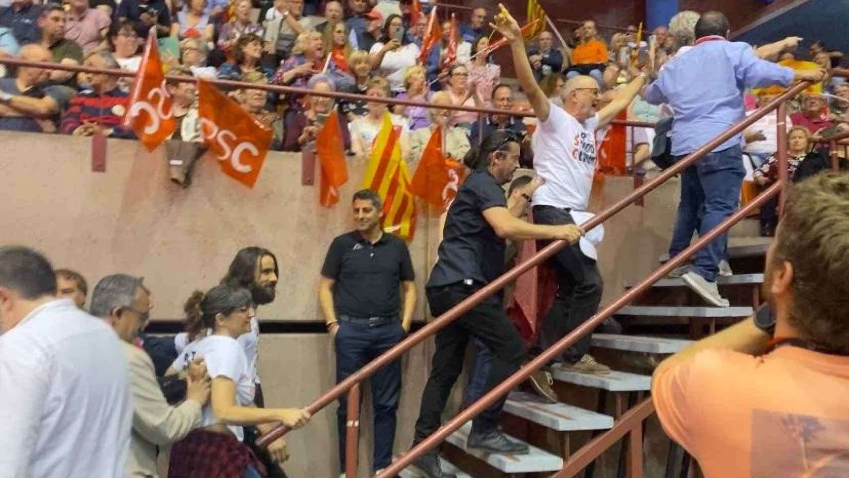 Miembros de la organización del acto del PSC echan a activistas que han irrumpido durante la intervención del presidente del Gobierno Pedro Sánchez