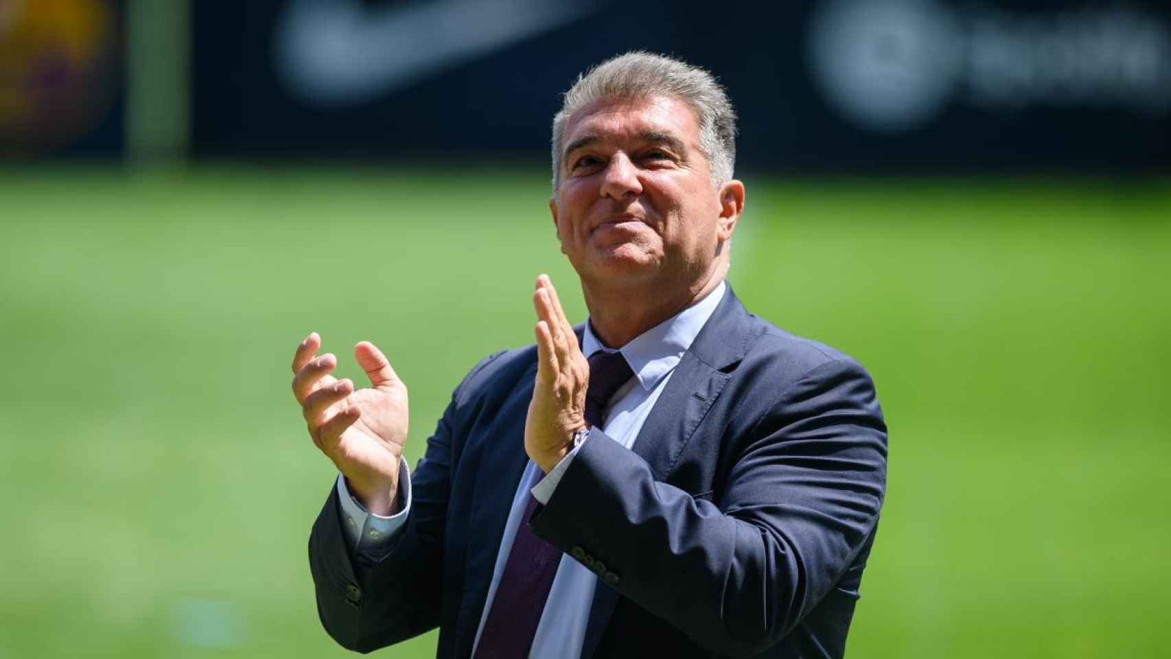 Joan Laporta, despidiéndose sobre el césped del Camp Nou / REDES