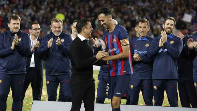 Xavi celebra junto a Busquets el título de Liga en el Camp Nou