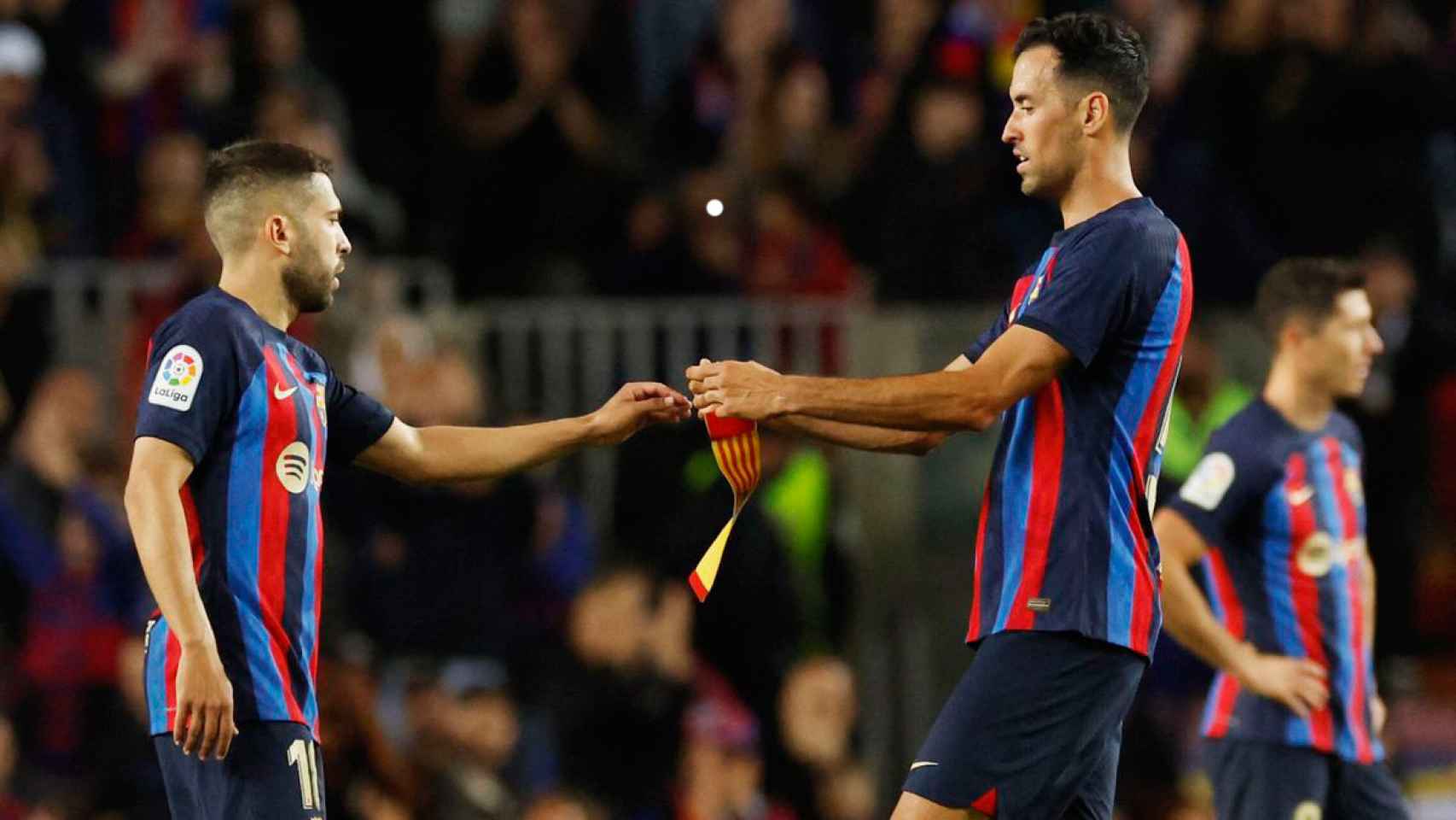 Sergio Busquets, colocando el brazalete de capitán a Jordi Alba / REDES