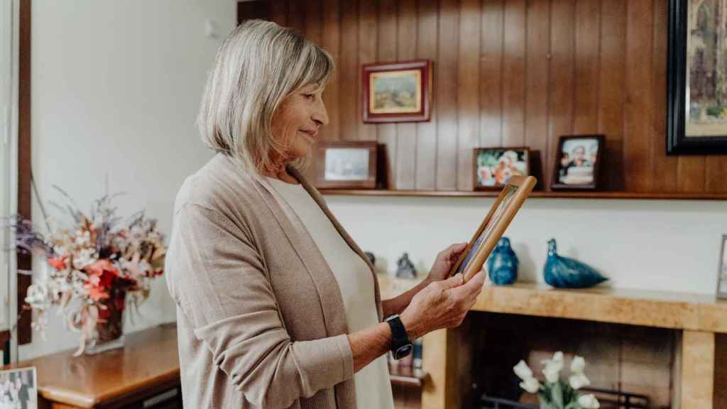 Una mujer utilizando el reloj de teleasistencia de la startup Durcal