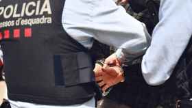 Imagen de archivo de los Mossos d'Esquadra efectuando una detención