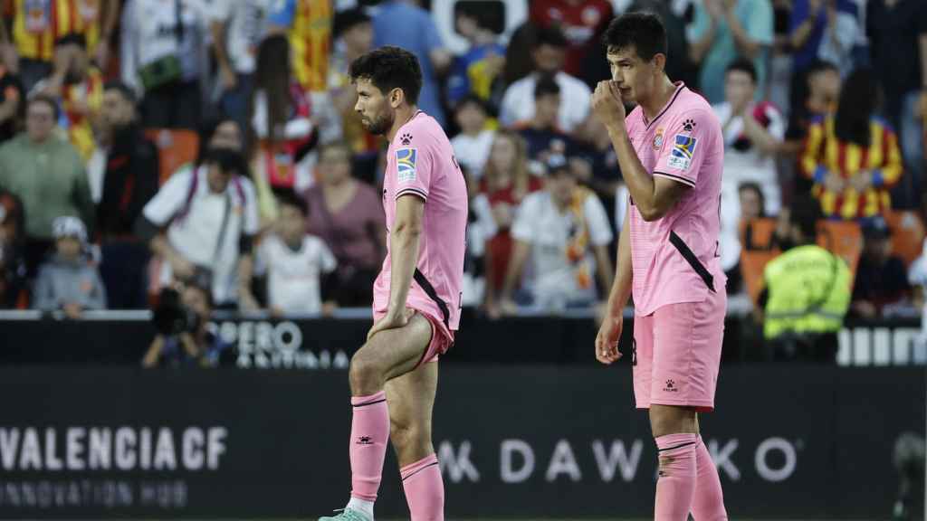 Los jugadores del Espanyol, lamentando el descenso a Segunda División / EFE