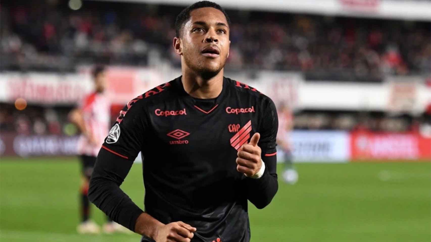 Vitor Roque, celebrando un gol marcado con el Athletico Paranaense / REDES