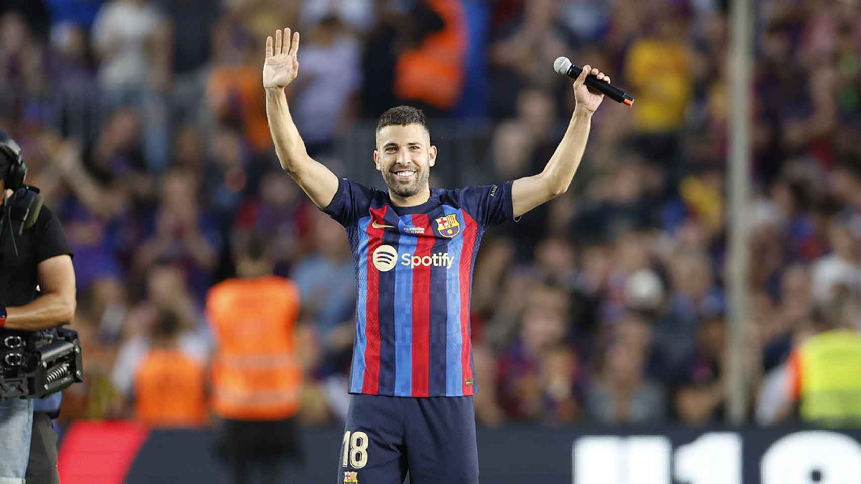 El momento del discurso de Jordi Alba en su último partido en el Camp Nou / EFE