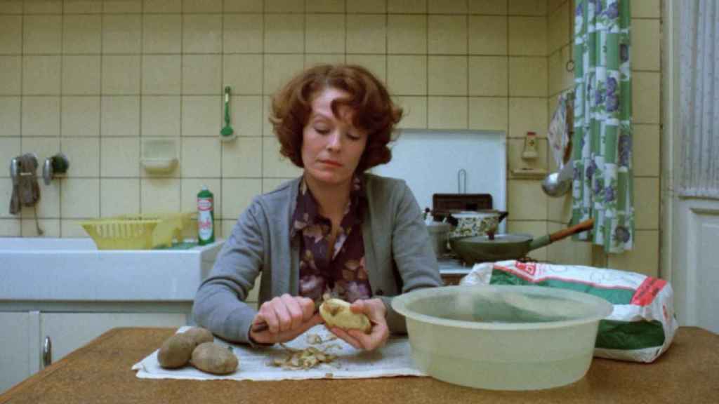 Delphine Seyrig encarnando a Jeanne Dielman.