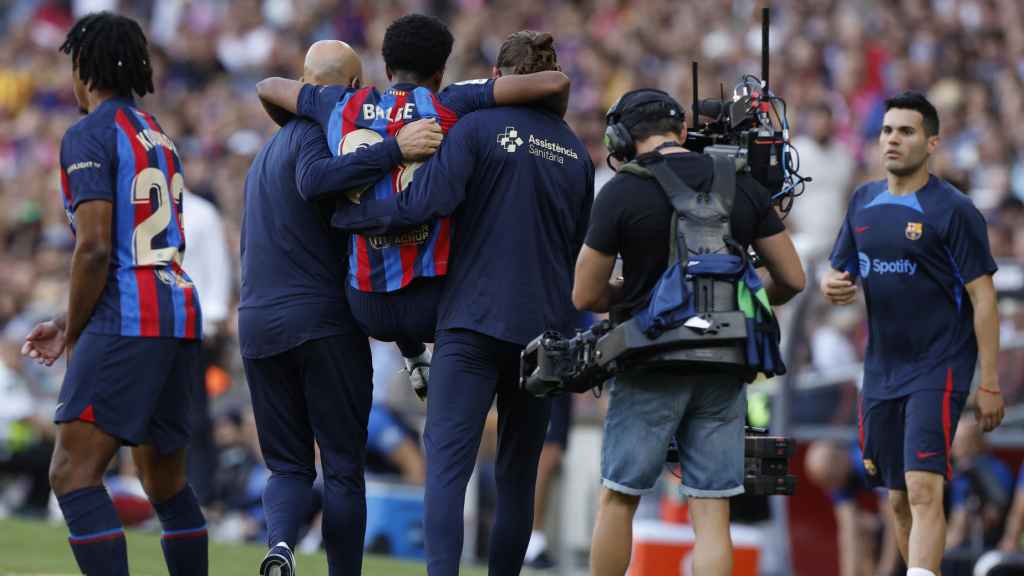 Alejandro Balde, sacado a hombros del Camp Nou por la dura entrada de Amath / EFE