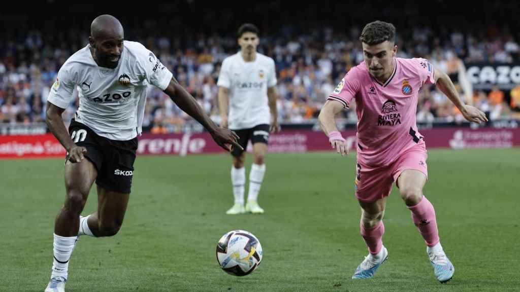 César Montes, luchando por un balón con Foulquier / EFE