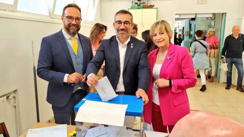 El candidato de ERC a la alcaldía de Sabadell, Gabriel Fernàndez i Díaz (centro), junto al 'conseller' Juli Fernández y Carme Forcadell