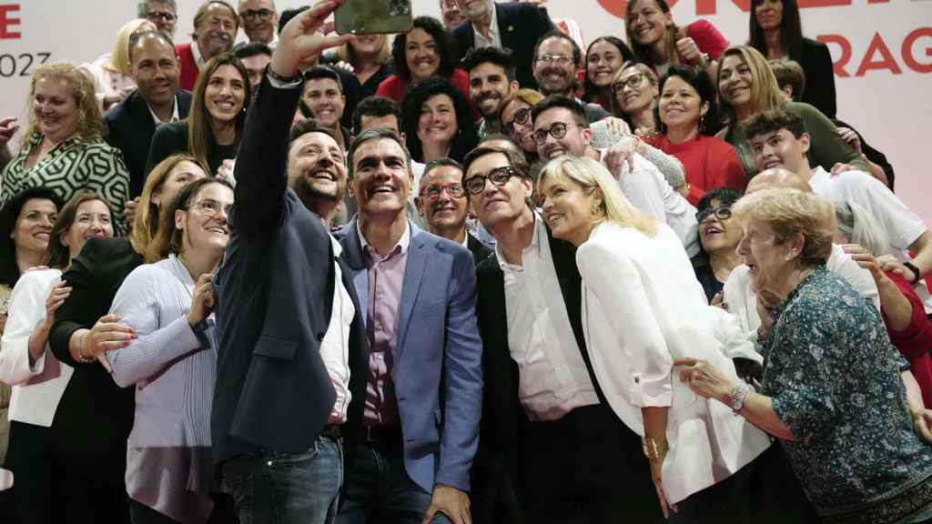 El presidente del Gobierno, Pedro Sánchez, el primer secretario del PSC, Salvador Illa, y el candidato socialista a la alcaldía de Tarragona, Rubén Viñuales, durante el acto de campaña que el PSC ha celebrado este viernes en Tarragona