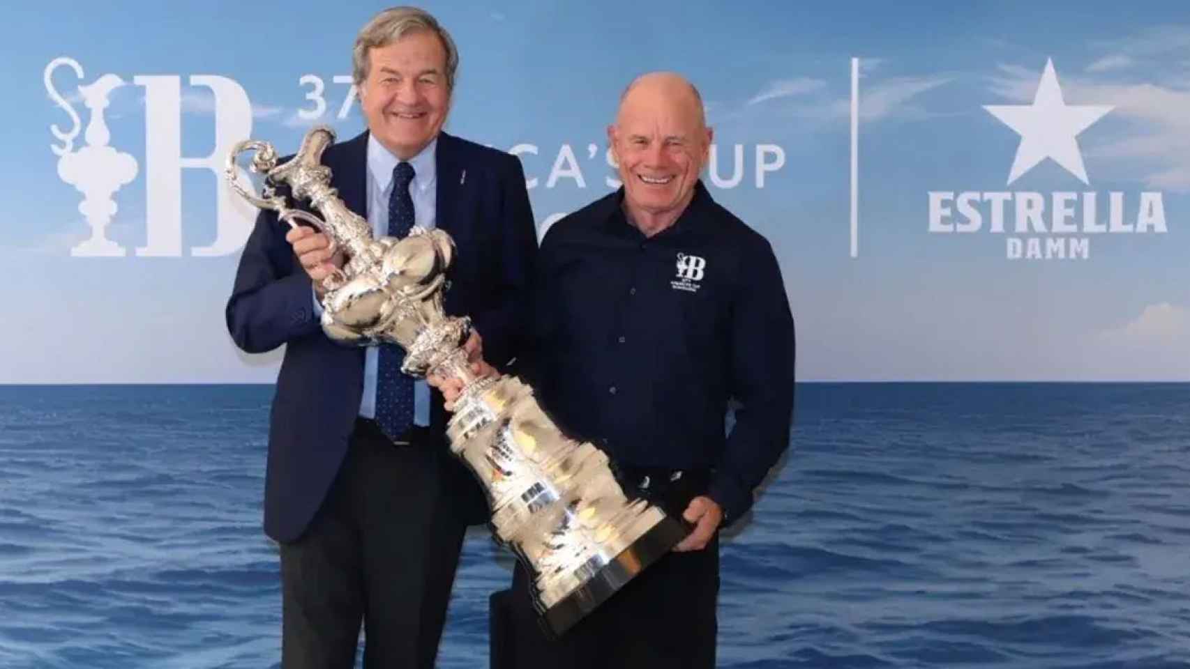 Villavecchia y Dalton con el trofeo de la Copa América de Vela