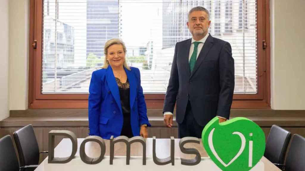 José M. Pena, consejero delegado de DomusVi, con Josefina Fernández, expresidenta