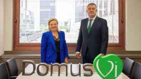 José M. Pena, consejero delegado de DomusVi, con Josefina Fernández, expresidenta