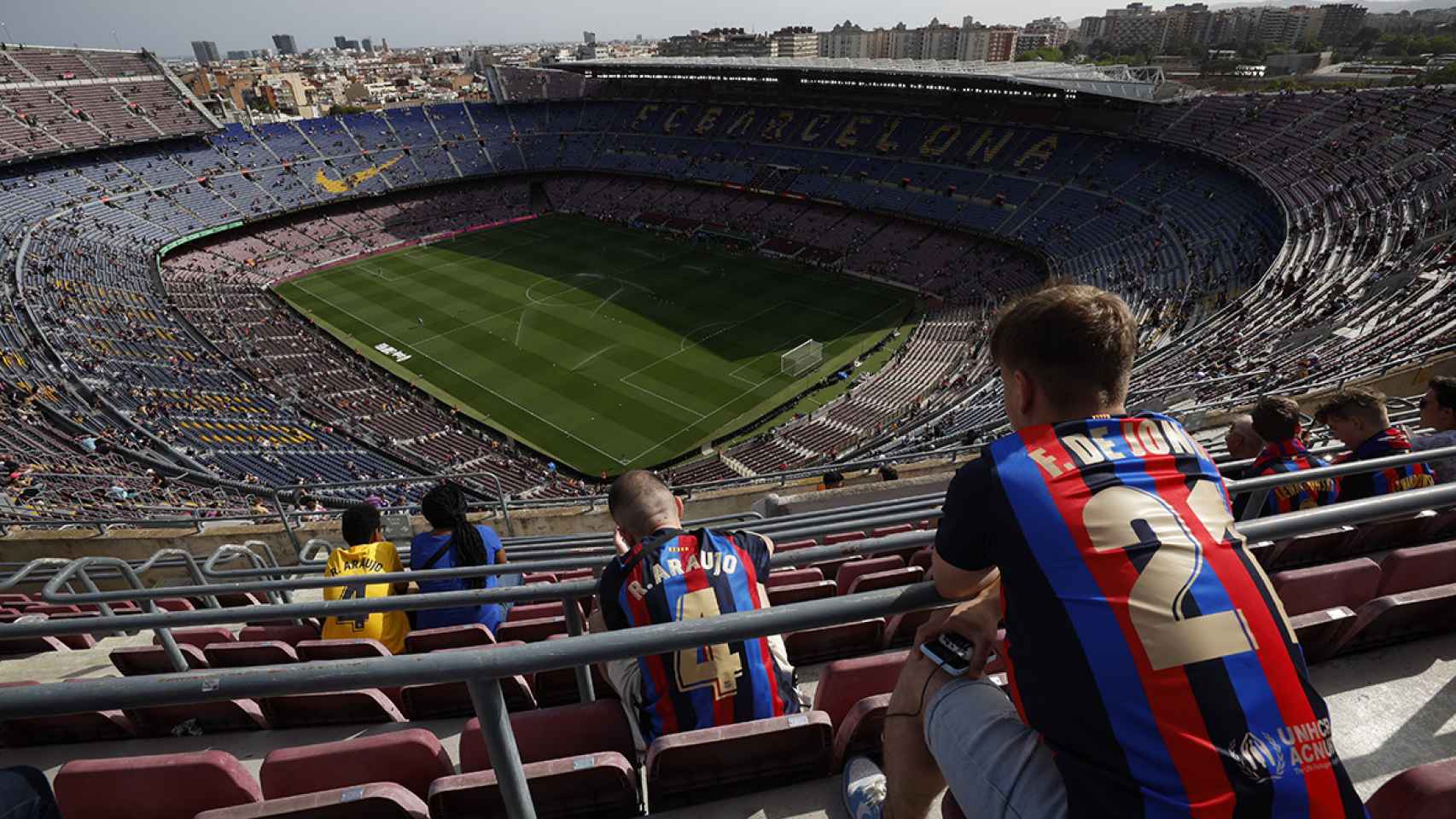 Los aficionados del Barça, a punto de presenciar el último partido del viejo Camp Nou