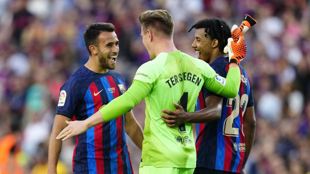 Ter Stegen, celebrando la victoria contra el Mallorca con Koundé y Eric García