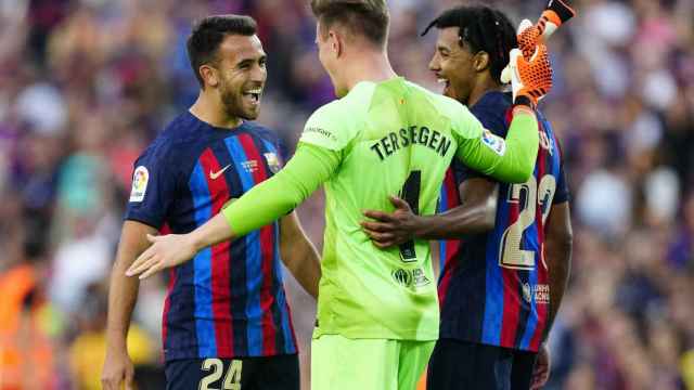 Ter Stegen, celebrando la victoria contra el Mallorca con Koundé y Eric García / EFE