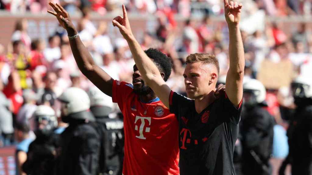 Joshua Kimmich, celebrando el título de la Bundesliga con sus compañeros / EFE