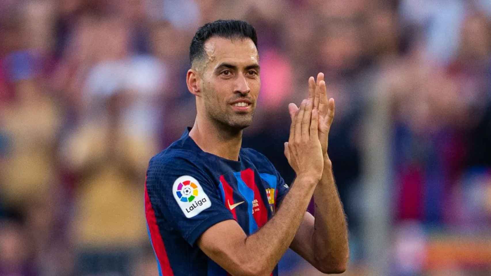 Busquets aplaude a la afición del Barça en su último partido como azulgrana / FCB