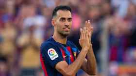 Busquets aplaude a la afición del Barça en su último partido como azulgrana