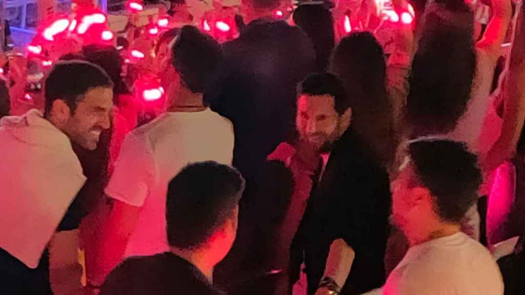 Messi, acompañado por Cesc Fábregas, en el concierto de Coldplay / REDES