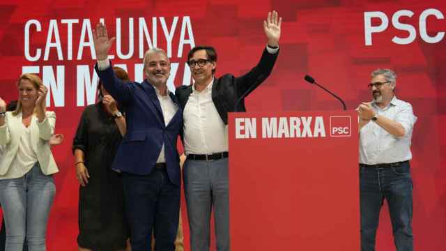 El candidato del PSC a la alcaldía de Barcelona, Jaume Colboni (i), y el primer secretario del partido, Salvador Illa (d), en la noche electoral